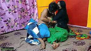 Una seducente casalinga indiana sorprende il suo partner con un appassionato amoreggiamento, con audio esplicito in hindi. Non perdere questo video bollente!