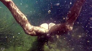 Submergée: Une rencontre sous-marine chaude en plein air