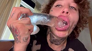 Татуирана красавица прави интензивен орален секс, докато плаче, използвайки дилдо