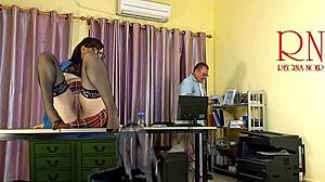 Μια ψηλή γραμματέας εκπλήσσει το αφεντικό της με το ύψος της ενώ φοράει εσώρουχα
