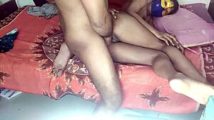 Étudiante et enseignante bengali amateur s'engagent dans une activité sexuelle