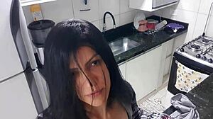 Szexi nő egy szörnyű fasszal kényezteti magát a konyhában