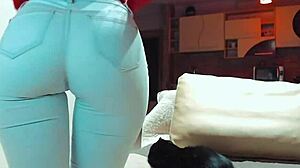 Lenyűgöző csaj szexi ruhában mutatja meg csodálatos csípőjét a webkamerán