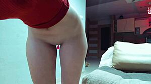 Fantastisk babe i en sexet kjole viser sine fantastiske hofter på webcam