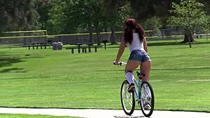 Savannah Foxxs fait un voyage sensuel du vélo au plaisir intime avec son partenaire bien membré