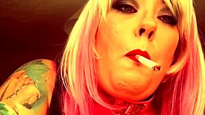 Tina, o dominatrix britanică plinuță, pufăie o țigară premium în timpul conversației