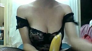 Uma mulher transgênero se satisfazendo com uma banana em um vídeo caseiro