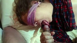 Heimlich aufgenommenes Video von dem Sohn der reifen Ehefrau, der sie mit seinem großen Penis verwöhnt, während sie Oralsex ausführt und Ejakulation in ihren Mund bekommt
