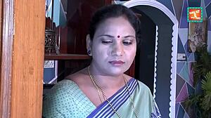 Indische Tante in Saree verführt und zeigt sich dem TV-Reparaturmann