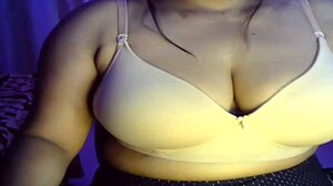 فتاة هندية حسية ذات ثديين كبيرين تشارك حبها للجنس عبر الإنترنت