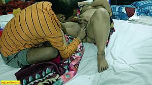 Seorang pria muda terlibat dalam seks India Bengali yang tabu dengan pasangannya