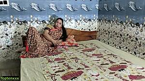 Anak laki-laki India muda pertama kali bertemu dengan ibu rumah tangga Bengali yang seksi