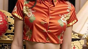Wanita Asia yang cantik memamerkan koleksi lingerie mereka untuk Tahun Baru Imlek