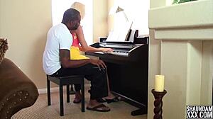 Amatérský pár se zlobí během hodiny klavíru