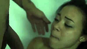 Adrian Mayas faz BDSM extremo com um enorme dildo para uma adolescente pequena