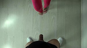 Kaki seksi dalam kasut sukan pink menendang bola dalam pergerakan perlahan