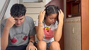 الشابة اللاتينية تنحني وتؤخذ بقوة من قبل أخوها الأكبر تحت الدرج