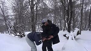 Une leçon de ski torride mène à une fellation passionnée d'une étudiante avide