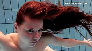 Tschechische Pornodarstellerin Salaka Ribkinas enge Muschi beim Pool-Spaß