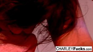 Sensuell brunette Charley nyter en fotjobb og naturlige pupper